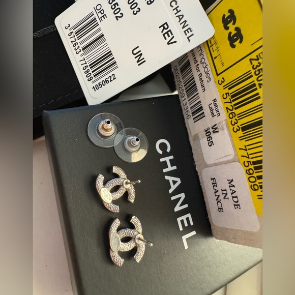 🖤CHANEL CC Crystal Stud Earrings 
In Excellent condition - Picture 2 of 7